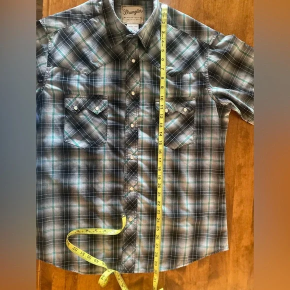 Wrangler plaid shirt with pearl snap-on buttons. Size Large, black, green. - Picture 9 of 10